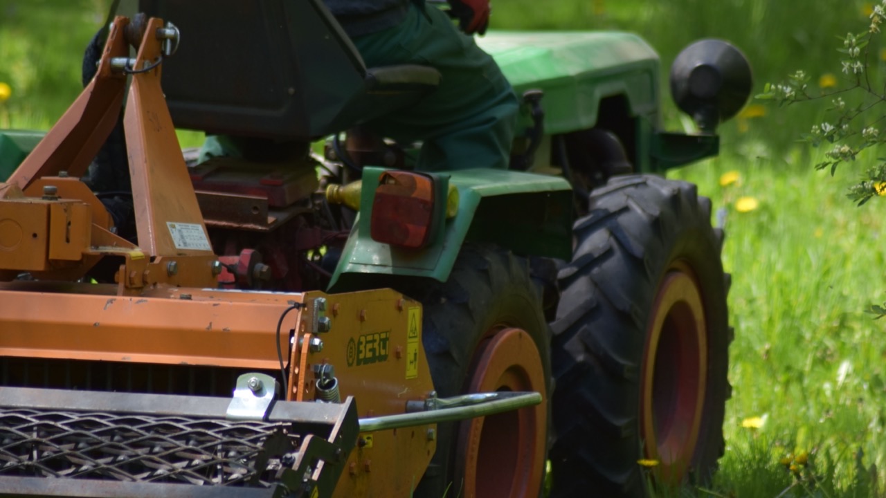 How to Choose the Right Blades for a Flail Mower Based on Terrain and Material